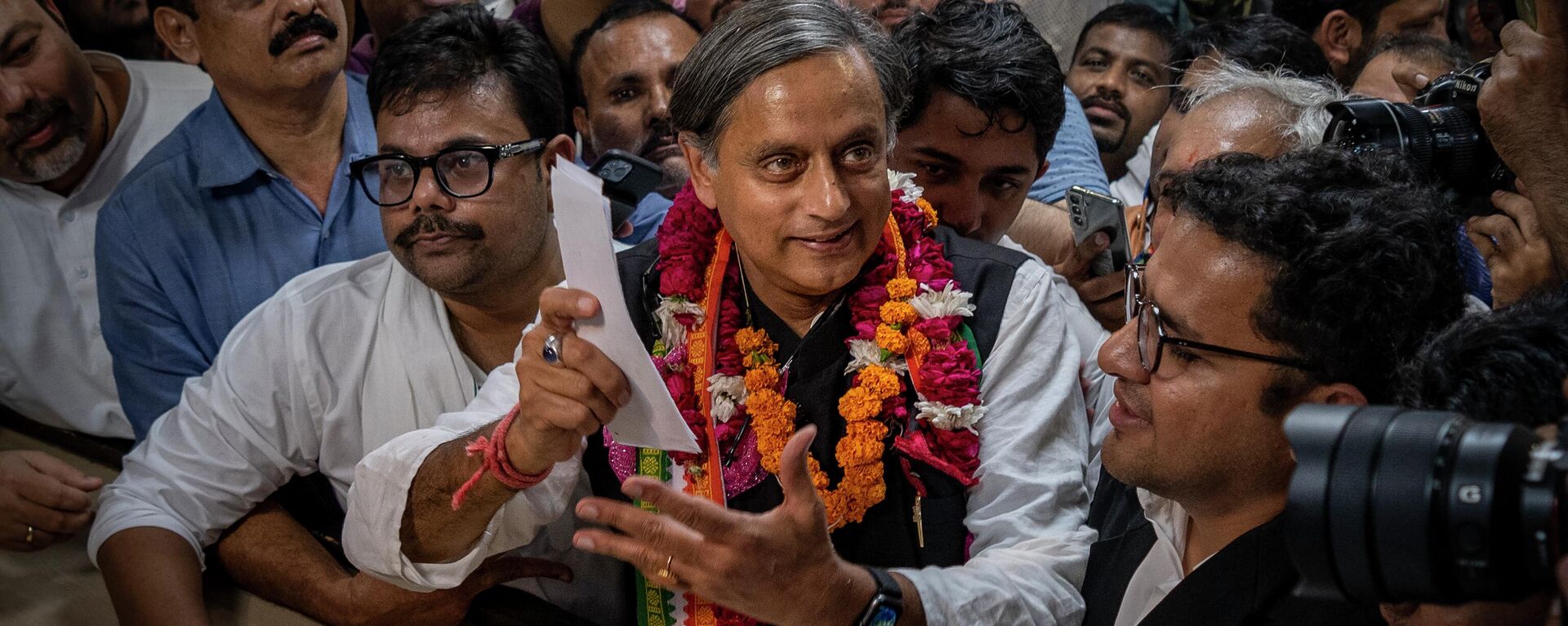 Senior Congress Party leader Shashi Tharoor, right, shows his documents as he files his nomination papers for the position of Congress Party president, at the party's headquarters in New Delhi, India, Friday, Sept. 30, 2022. - Sputnik International, 1920, 23.11.2022