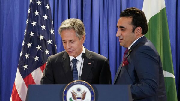 U.S. Secretary of State Antony Blinken and Pakistan's Foreign Minister Bilawal Bhutto-Zardari trade places to deliver remarks after their meeting, Monday, Sept. 26, 2022, at the State Dept. in Washington. - Sputnik International