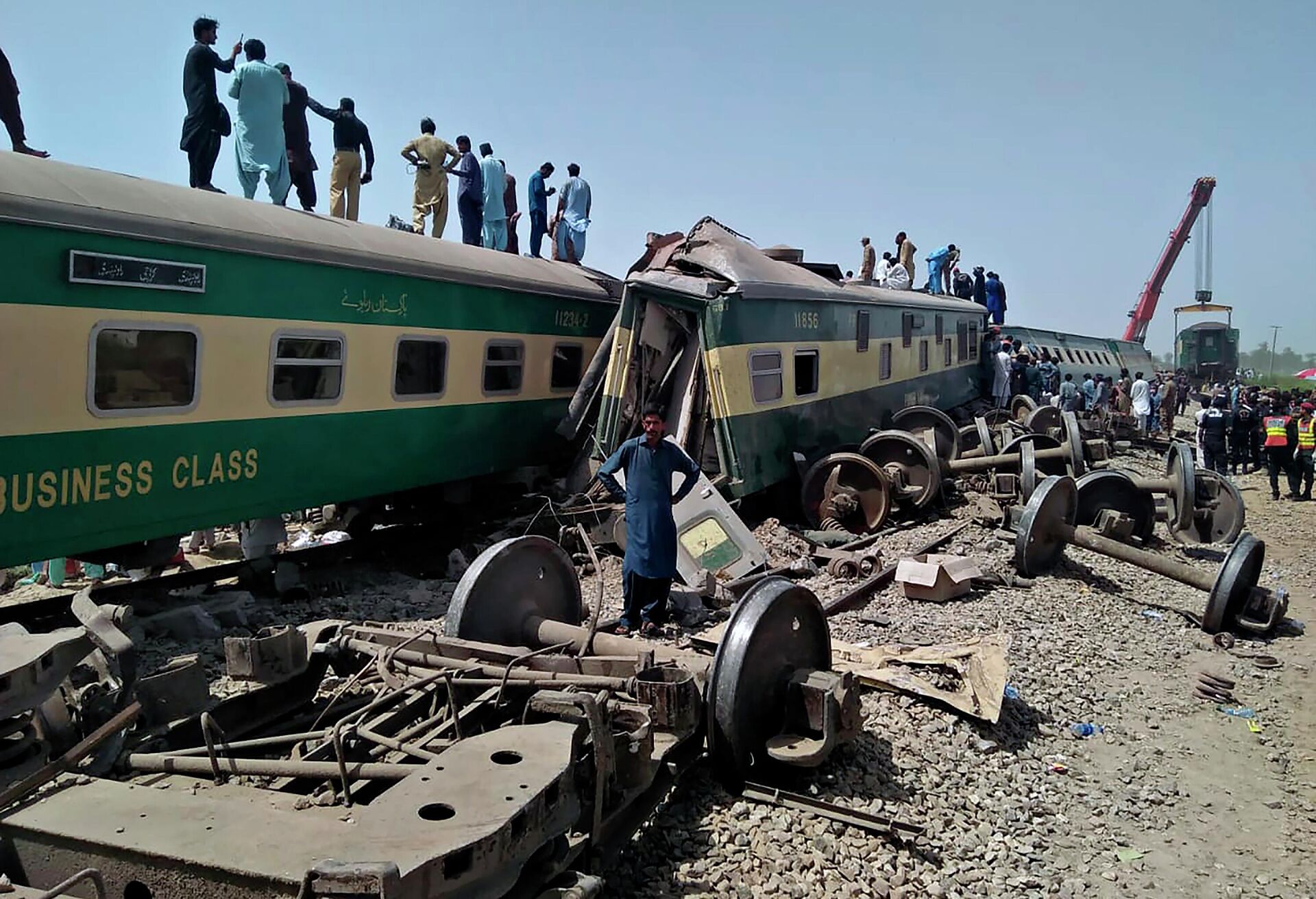 Soldiers and volunteers work at the site of a train collision in Ghotki district in southern Pakistan, Monday, June 7, 2021. Two express trains collided in southern Pakistan early Monday, killing dozens of passengers, authorities said, as rescuers and villagers worked to pull injured people and more bodies from the wreckage. - Sputnik International, 1920, 07.10.2022
