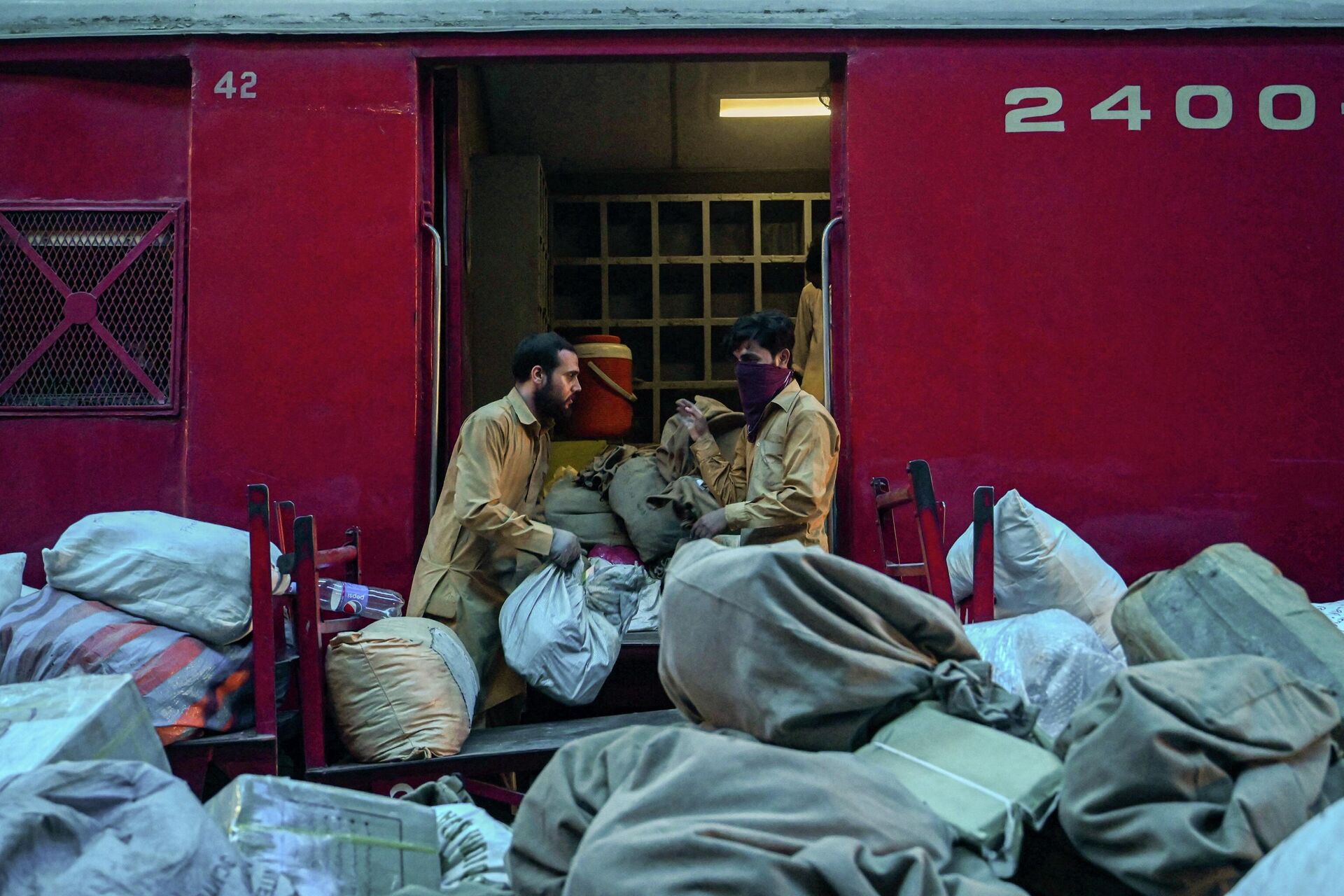 Postal service workers prepare to load delivery parcels of Pakistan Post onto a train carriage at a railway station in Lahore on October 7, 2022. - Sputnik International, 1920, 07.10.2022