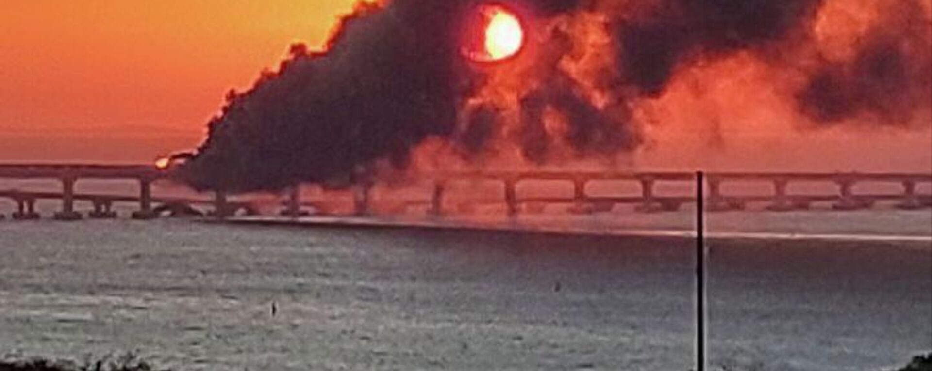 Пожар на крымском мосту, на автомобильной части которого со стороны Таманского полуострова произошел подрыв грузового автомобиля, повлекший за собой возгорание семи топливных цистерн железнодорожного состава - Sputnik International, 1920, 08.10.2022