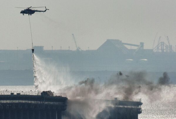 A helicopter extinguishes the blaze on the Crimean Bridge. - Sputnik International