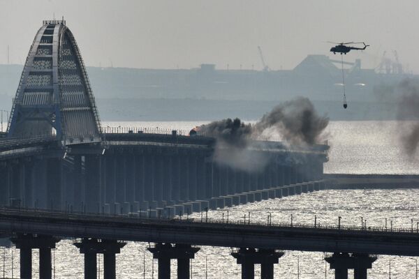 A helicopter extinguishes the fire on the Crimean Bridge. - Sputnik International
