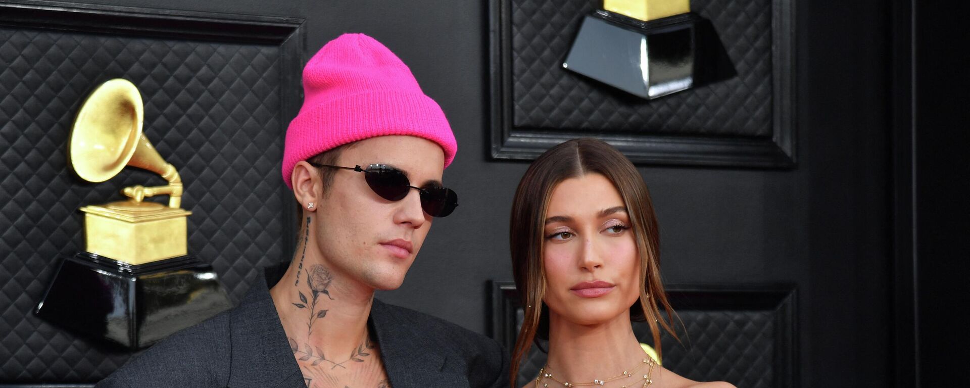 Canadian singer-songwriter Justin Bieber (L) and US model Hailey Bieber arrive for the 64th Annual Grammy Awards at the MGM Grand Garden Arena in Las Vegas on April 3, 2022.  - Sputnik International, 1920, 08.10.2022