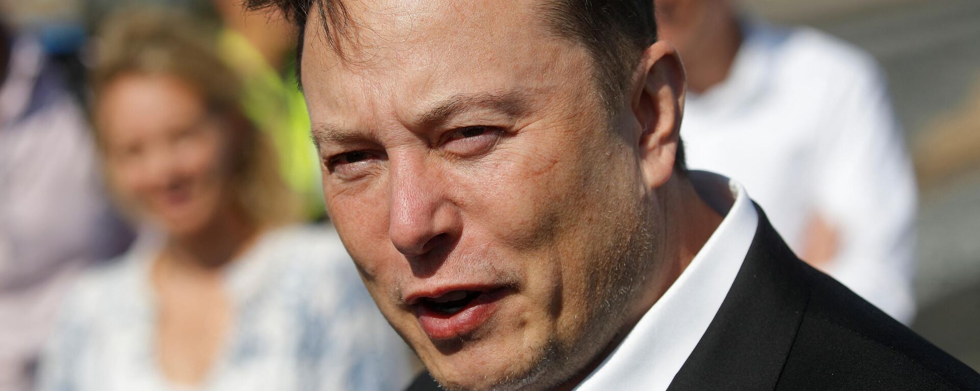 (FILES) In this file photo taken on September 3, 2020 Tesla CEO Elon Musk talks to media as he arrives to visit the construction site of the future US electric car giant Tesla, in Gruenheide near Berlin. - - Sputnik International, 1920, 09.10.2022