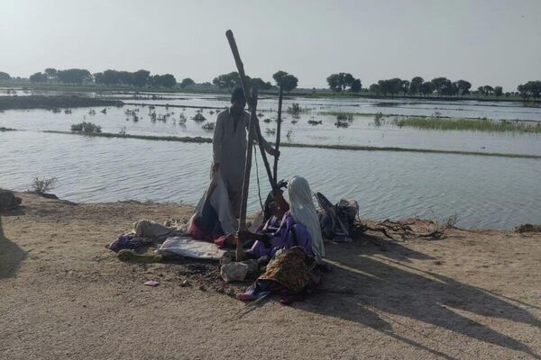 Flood victims and team of relief workers in Jacobabad district in Southern Sindh, Pakistan - Sputnik International