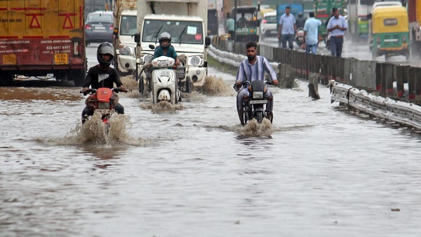 Schools shut in various cities due to heavy rainfall warning in Uttar Pradesh - Sputnik International