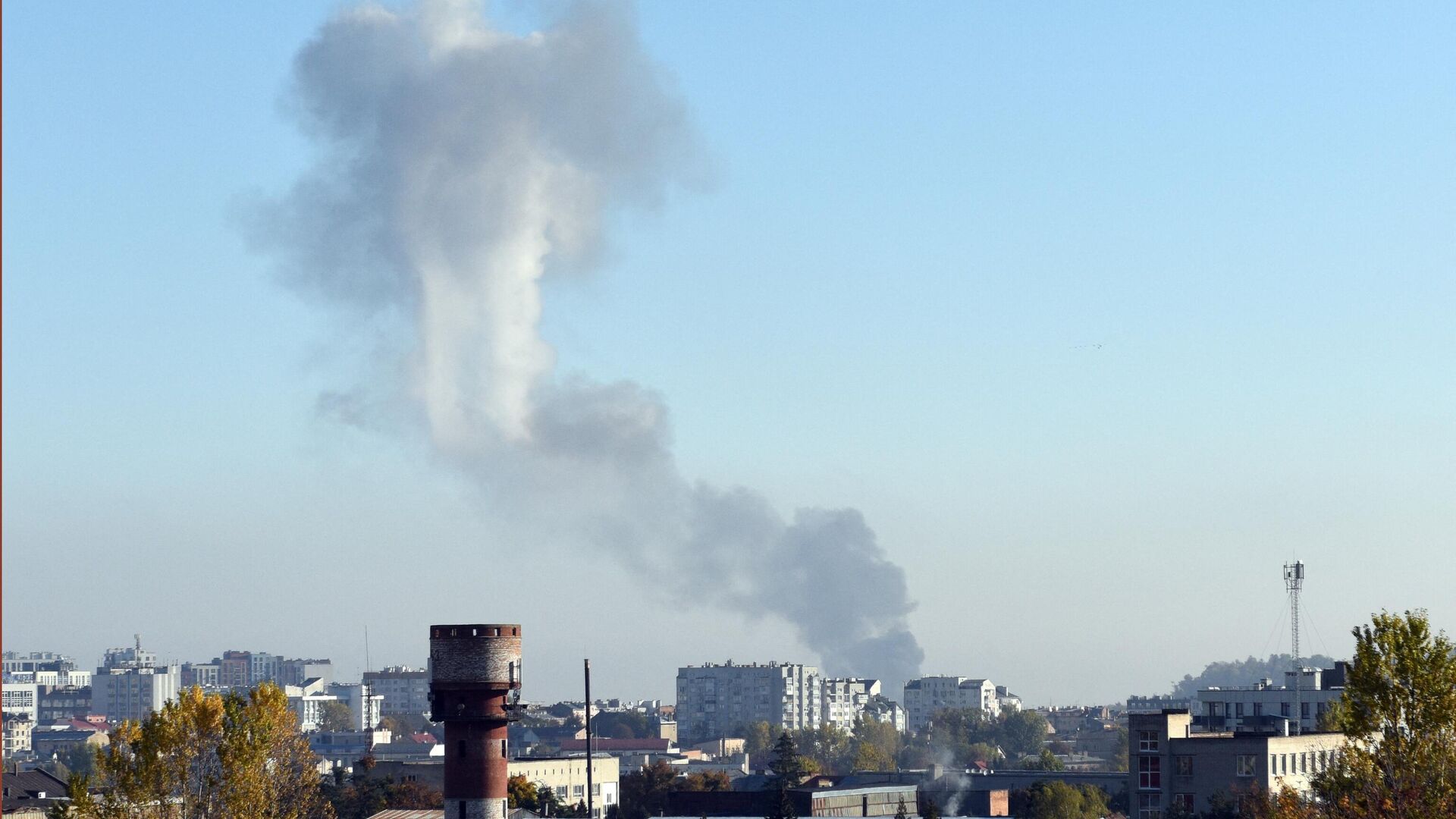 Smoke rises above buildings in the western Ukrainian city of Lvov - Sputnik International, 1920, 11.10.2022