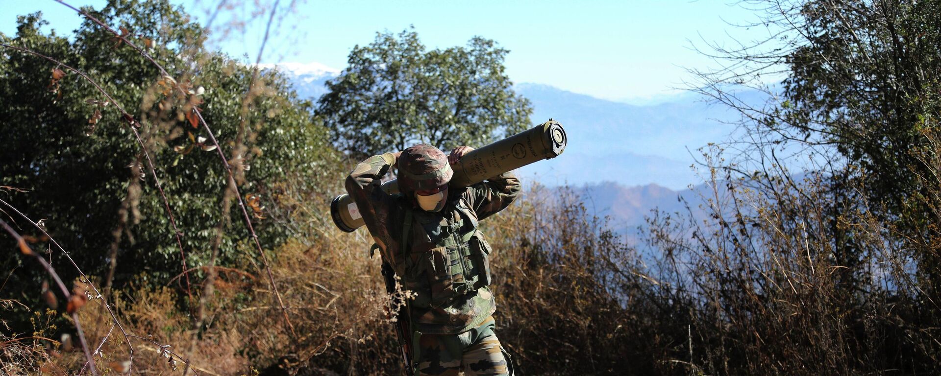 In this Dec.18, 2020, file photo, an Indian army soldier carries an anti-tank guided missile (ATGM) to his base between India and Pakistan border on the forward post of Balakot, in Poonch, about 250 kilometers (156 miles) from Jammu, India. - Sputnik International, 1920, 24.11.2022