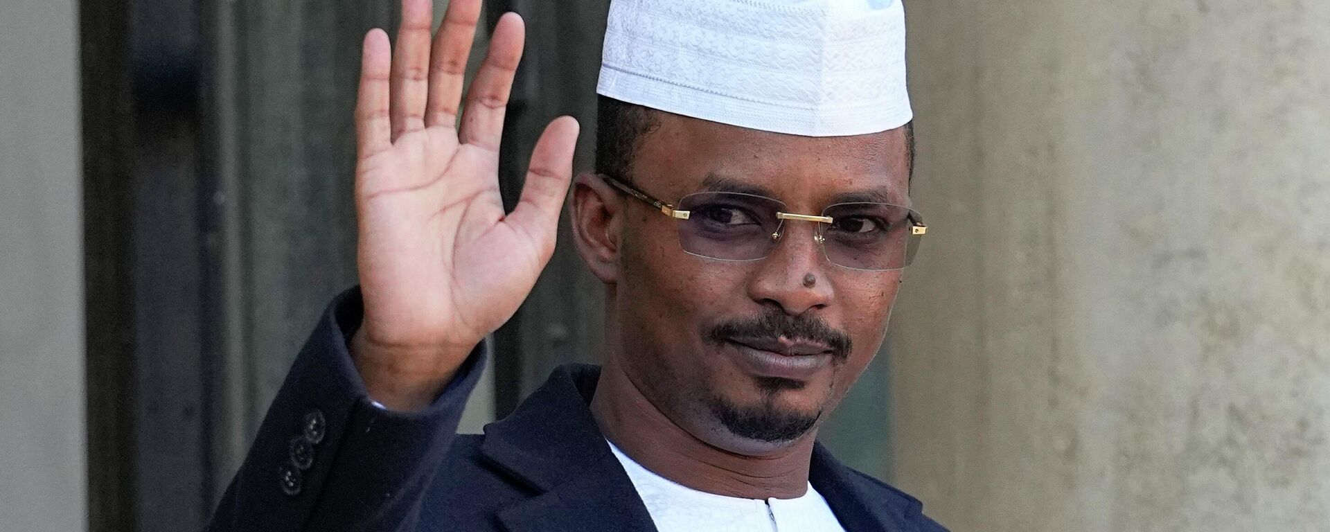 Chad's Interim President and Chairman transitional Military Council, Gen. Mahamat Idriss Deby, waves as he is welcomed by French President Emmanuel Macron for a meeting on the Sahel crisis at the Elysee Palace in Paris, Friday, Nov. 12, 2021. (AP Photo/Michel Euler) - Sputnik International, 1920, 06.01.2023