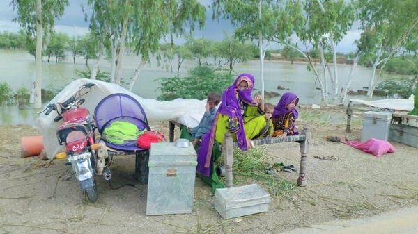 Flood victims in Jacobabad district, in Southern Sindh struggling to cope with the aftermath of the devastating floods. They are living on the road and waiting for relief goods and rescue. - Sputnik International