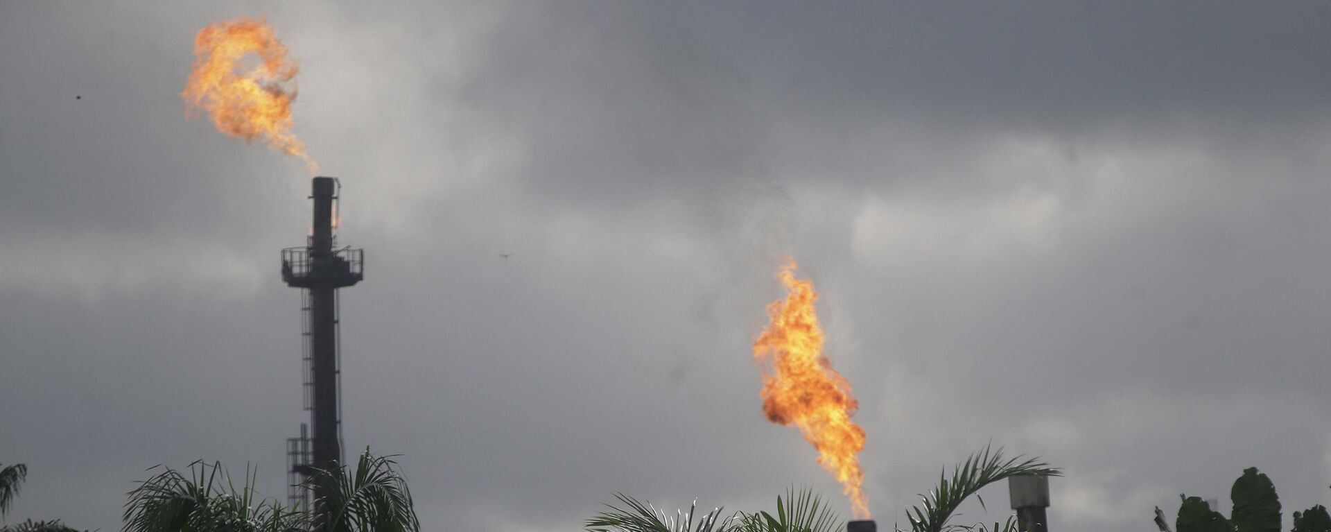 Gas flares belonging to the Agip Oil company are seen across farmland in Idu, Niger Delta area of Nigeria, Friday, Oct. 8, 2021. - Sputnik International, 1920, 21.10.2022