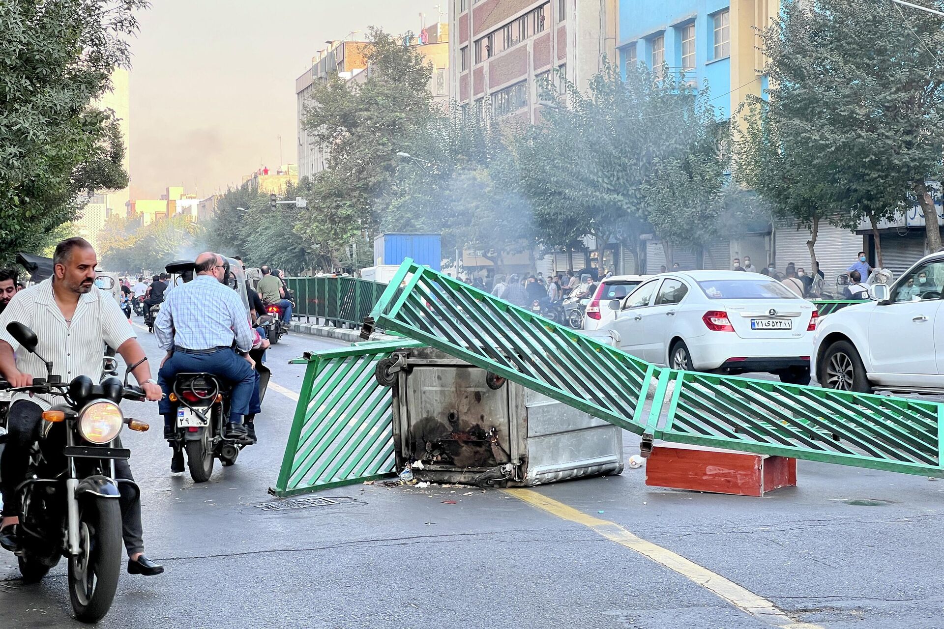 A picture obtained by AFP outside Iran, shows a garbage container blocking a road in the capital Tehran on October 8, 2022. - Sputnik International, 1920, 28.10.2022