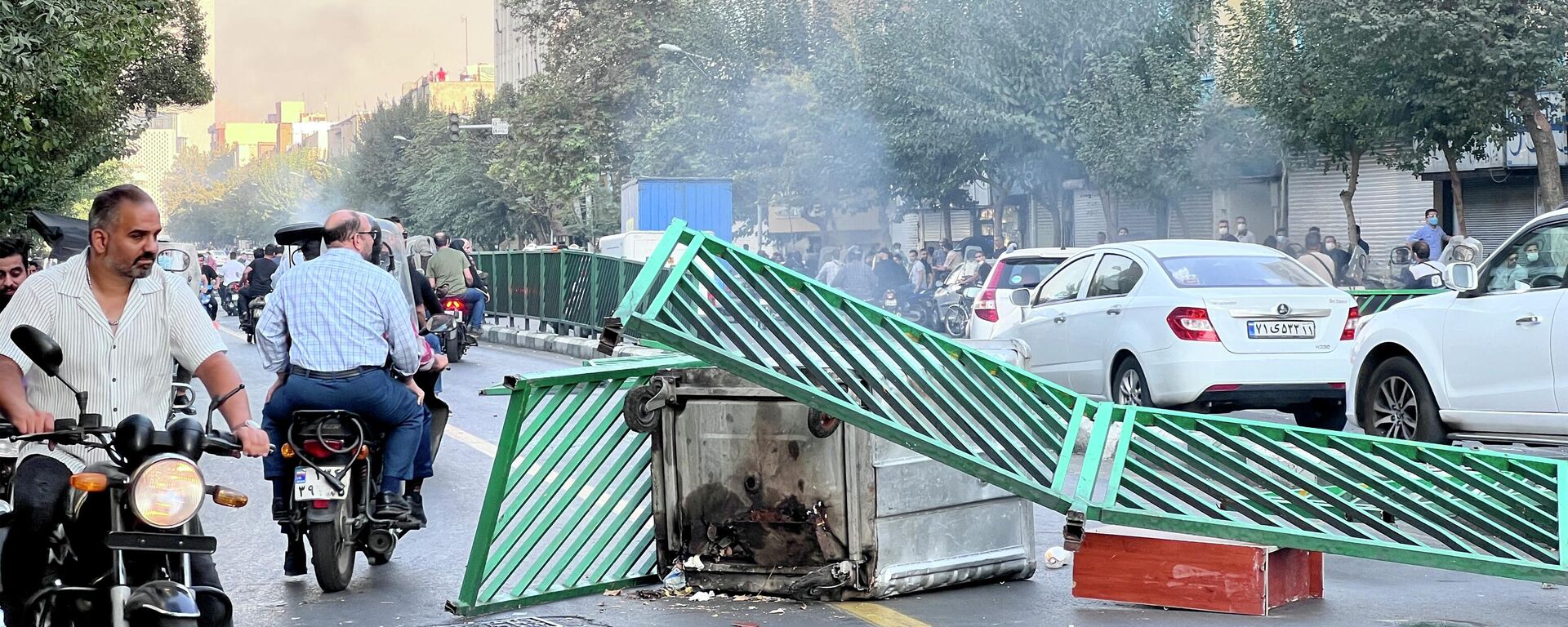 A picture obtained by AFP outside Iran, shows a garbage container blocking a road in the capital Tehran on October 8, 2022. - Sputnik International, 1920, 10.10.2022
