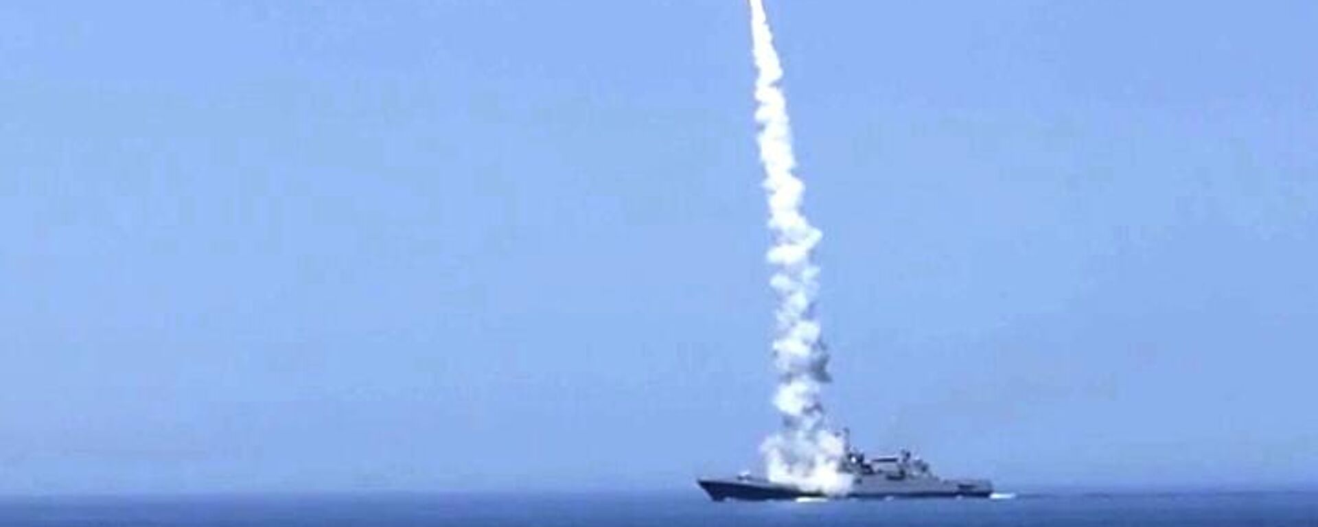 Russian warship fires on Ukrainian military and energy infrastructure targets following attack on Crimean Bridge. October 10, 2022. Screengrab of Russian Ministry of Defense video. - Sputnik International, 1920, 10.10.2022