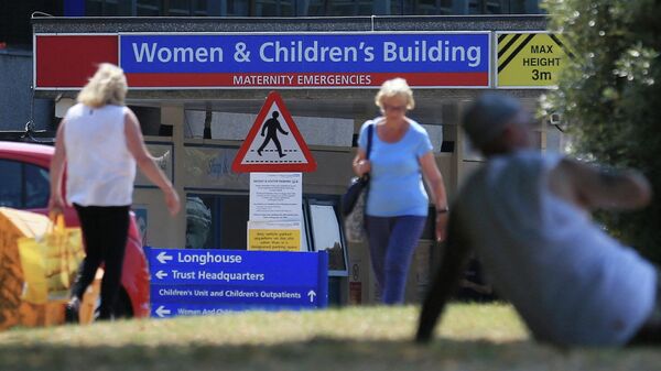 People walk past the Women and Children's Building at the Countess of Chester Hospital in Chester, north west England on July 5, 2018. - Sputnik International