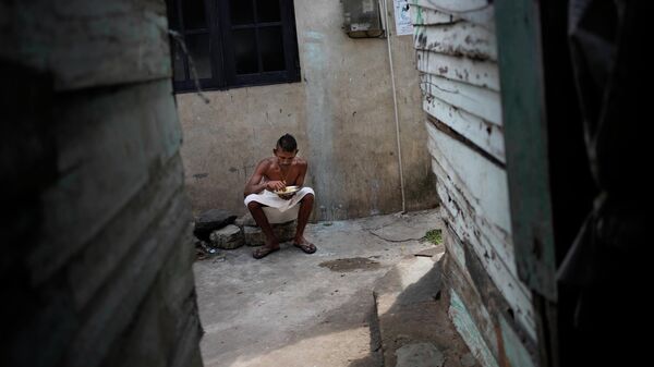 A man eats a meal outside his shanty in Colombo, Sri Lanka, Wednesday, Oct. 5, 2022. - Sputnik International