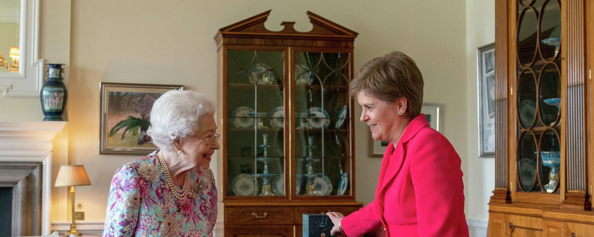 Britain's late Queen Elizabeth II, left, receives First Minister of Scotland Nicola Sturgeon - Sputnik International, 1920, 11.10.2022