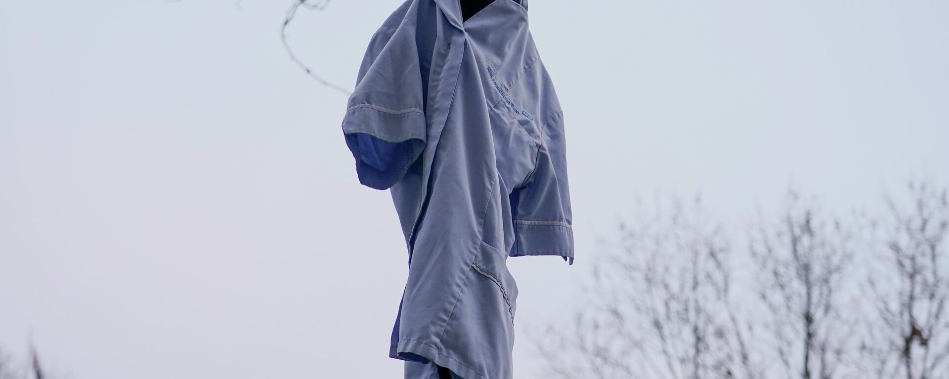 An NHS uniform is hung at a lamp, during an anti vaccines protest, in London, Saturday, Jan. 22, 2022. - Sputnik International, 1920, 11.10.2022