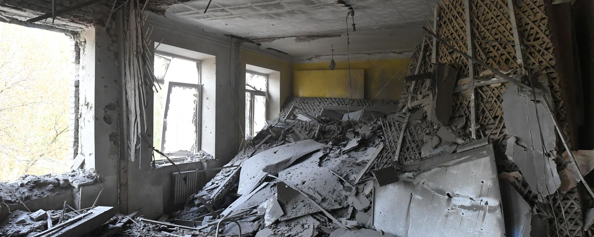 A view shows a classroom of the school №7 damaged by a recent Ukrainian shelling in Kalinin district of Donetsk, Donetsk People's Republic, Russia. - Sputnik International, 1920, 11.10.2022