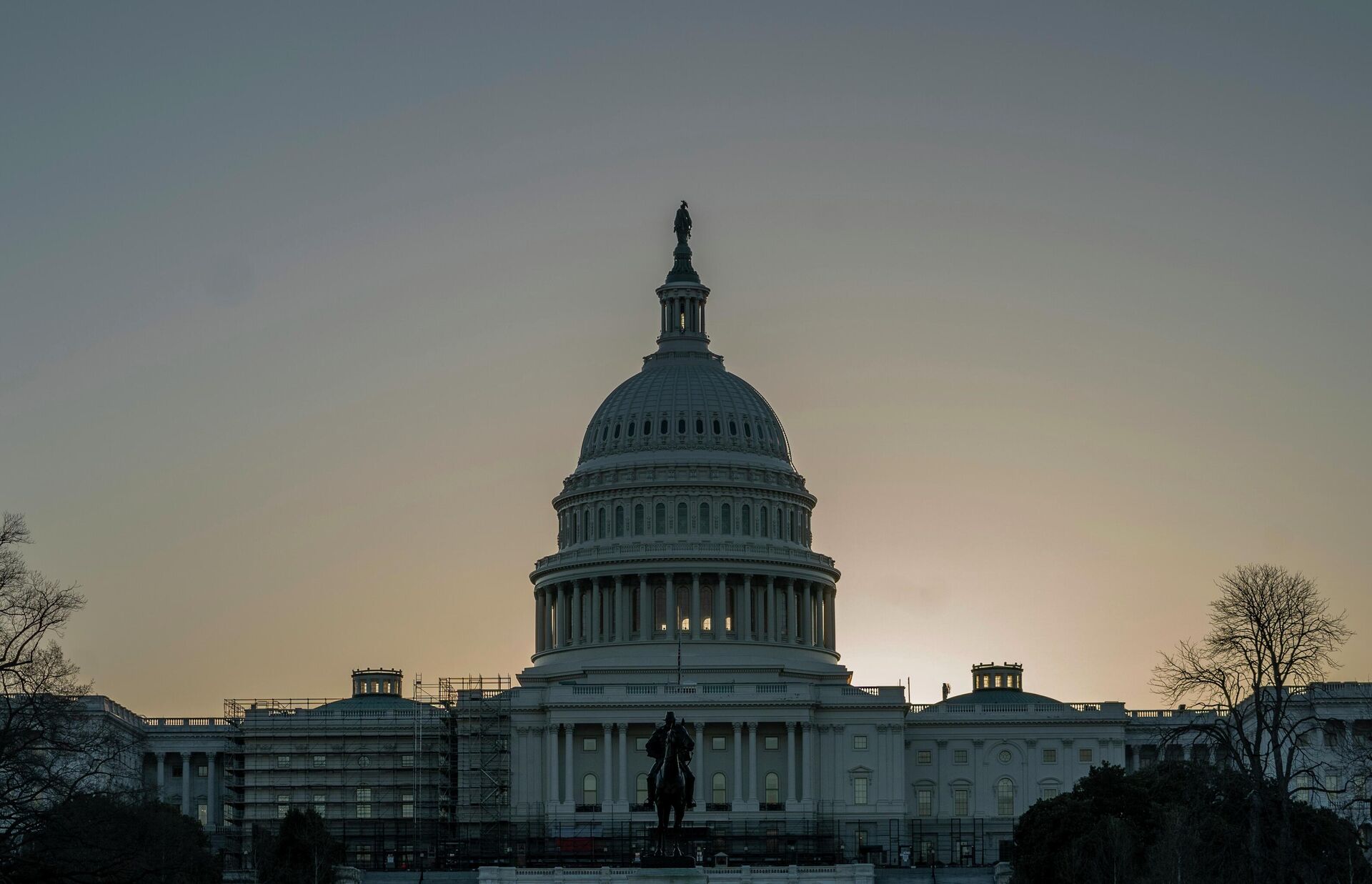 The U.S. Capitol building is seen as the sun rises in Washington - Sputnik International, 1920, 03.12.2022