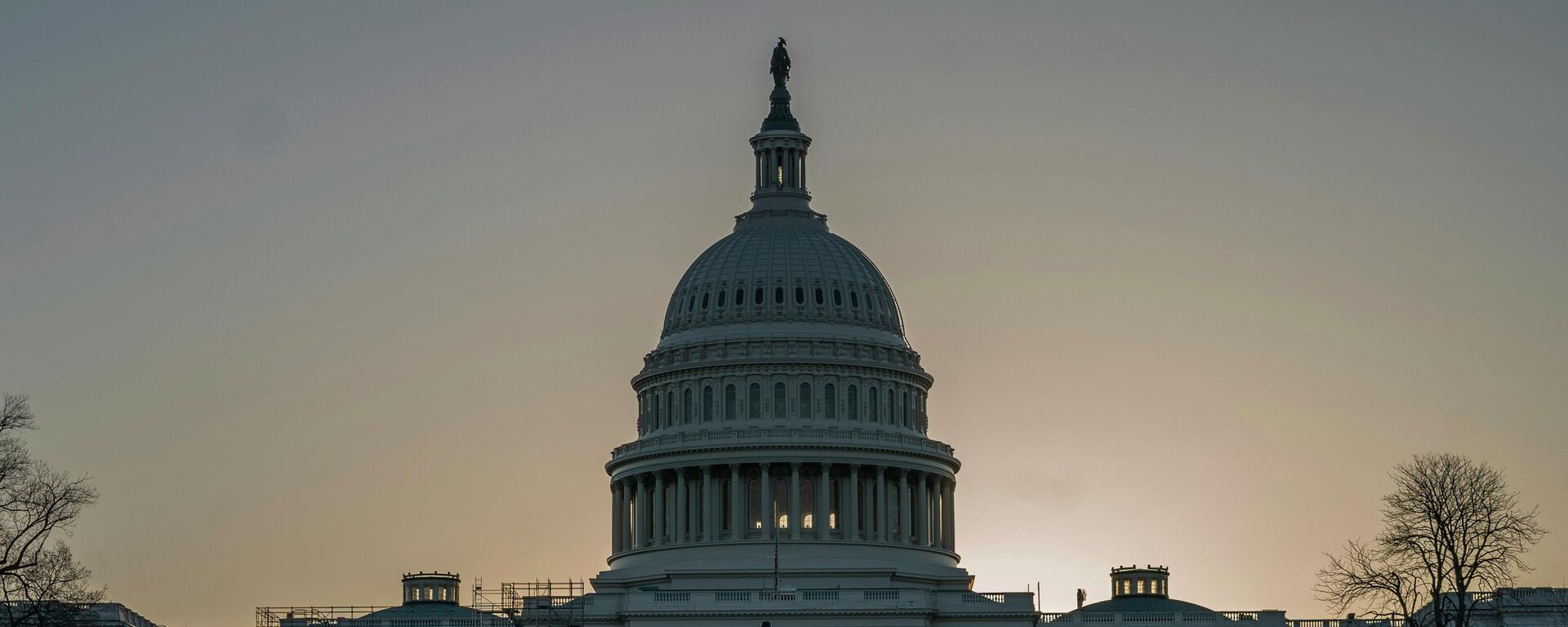 The U.S. Capitol building is seen as the sun rises in Washington - Sputnik International, 1920, 07.02.2024