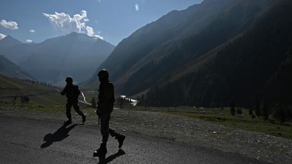 Army soldiers guard near the Zojila tunnel under construction which connects Srinagar to the union territory of Ladakh, at Baltal, some 93 km northeast of Srinagar, on September 28, 2021. - Sputnik International