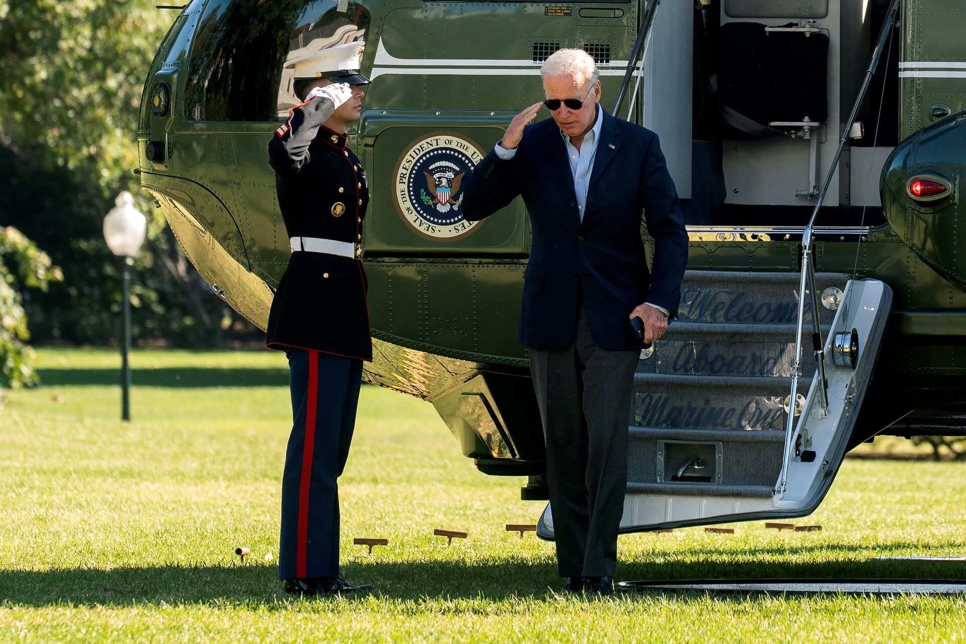 US President Joe Biden disembarks Marine One on the South Lawn of the White House in Washington, DC, on October 10, 2022 - Sputnik International, 1920, 14.10.2022