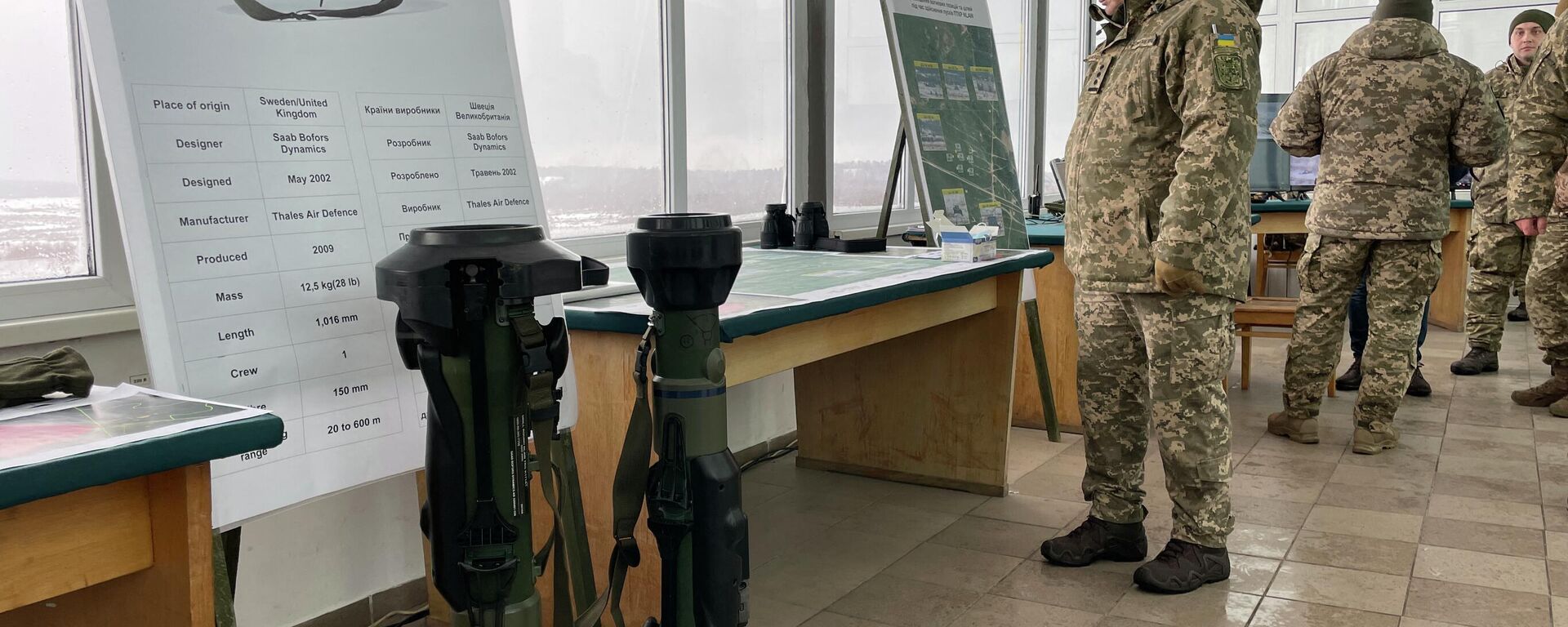 A Ukrainian Military Forces serviceman looks at Next generation Light Anti-tank Weapon (NLAW) Swedish-British anti-aircraft missile launchers before taking part in a drill at the firing ground of the International Center for Peacekeeping and Security, near the western Ukrainian city of Lvov on January 28, 2022 - Sputnik International, 1920, 25.10.2022