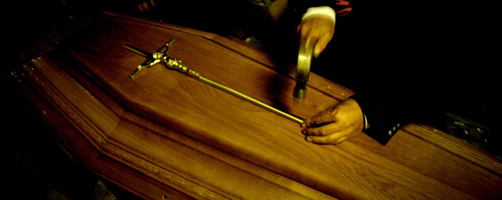 A coffin carrier prepares a coffin in their warehouse 09 November 2006 in Genilac as they prepare for a funeral. - Sputnik International, 1920, 18.10.2022
