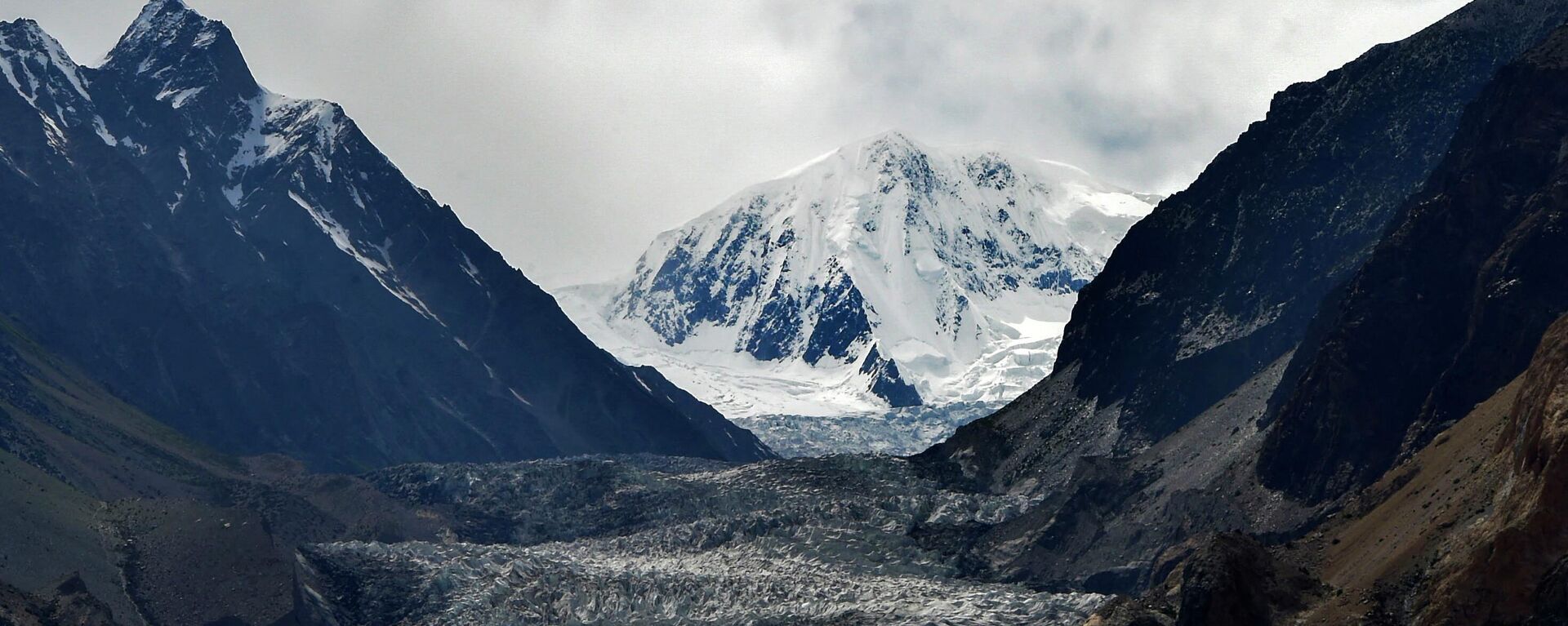 This aerial picture taken on June 10, 2022, shows Passu glacier near Passu village in Pakistan's Gilgit-Baltistan region. - Sputnik International, 1920, 22.11.2022