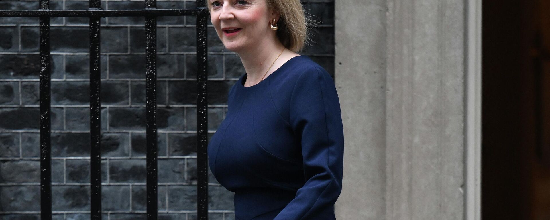 Britain's Prime Minister Liz Truss walks out of Number 10 Downing Street on her way to the House of Commons for the government's anti-inflation budget plan in London on September 23, 2022 - Sputnik International, 1920, 16.10.2022