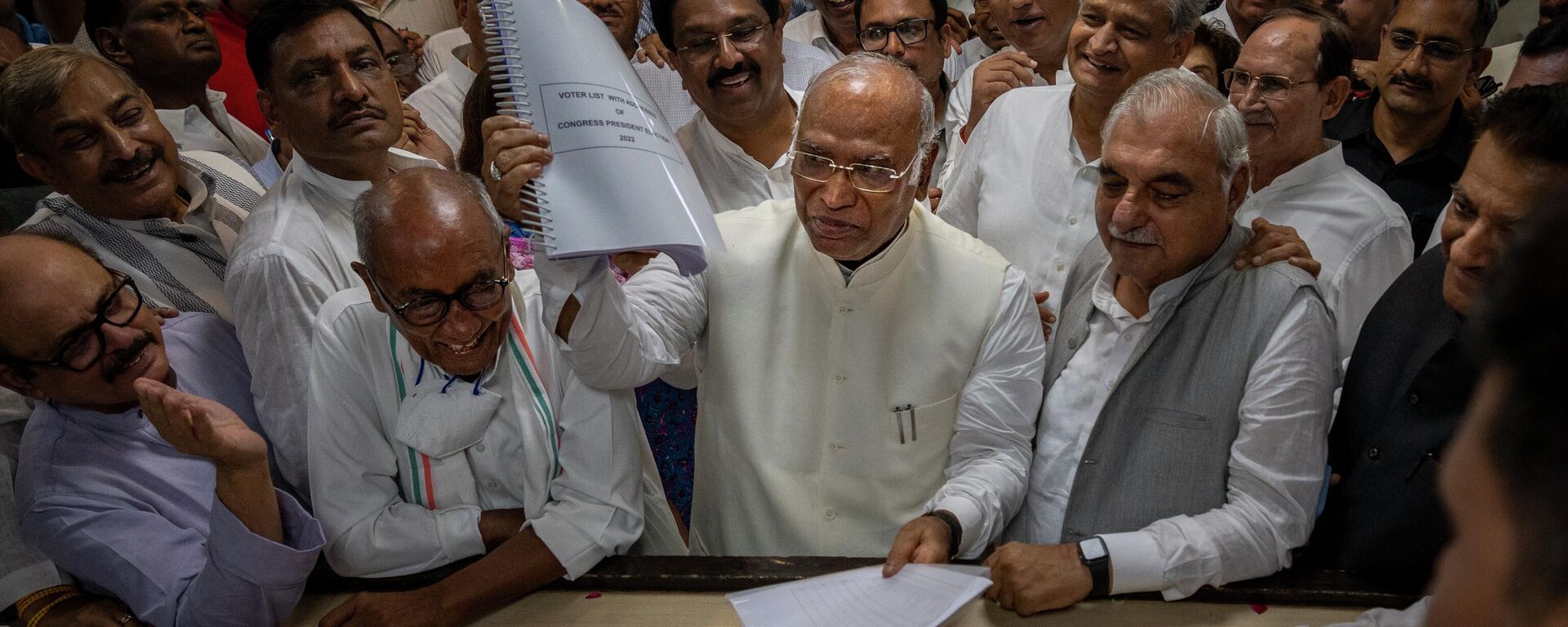 Senior Congress party leader Mallikarjun Kharge, center, shows his documents as he files his nomination papers for Congress party president at the party's headquarter in New Delhi, India, Friday, Sept. 30, 2022. - Sputnik International, 1920, 14.10.2022