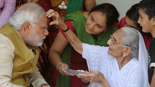 Narendra Modi is blessed with a 'tika' by his mother Hira Ba, in Gandhinagar about 23 kms from Ahmedabad on May 16, 2014. - Sputnik International