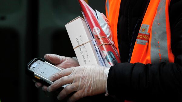 A Royal Mail postman delivers parcels in London - Sputnik International
