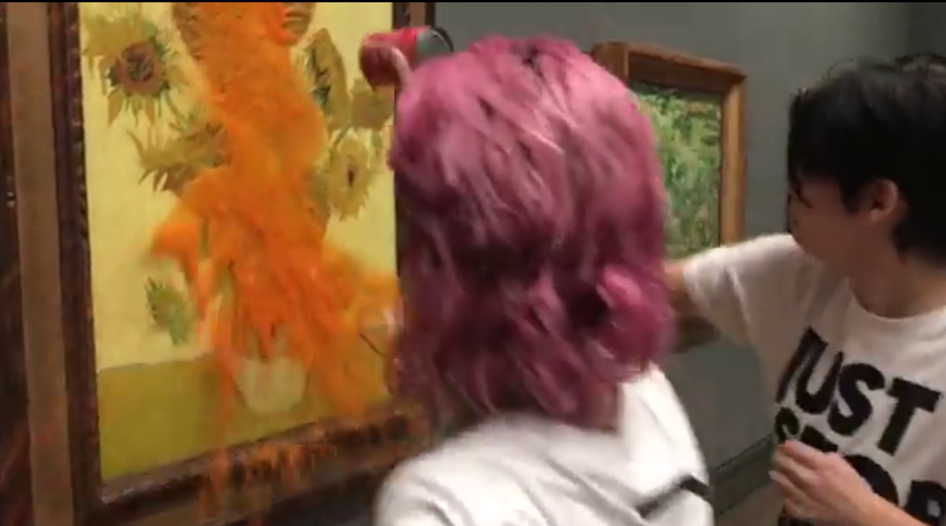 Eco-activists from the Just Stop Oil movement vandalized Van Gogh's Sunflowers painting at the National Gallery in London on October 14, 2022. - Sputnik International, 1920, 08.11.2022