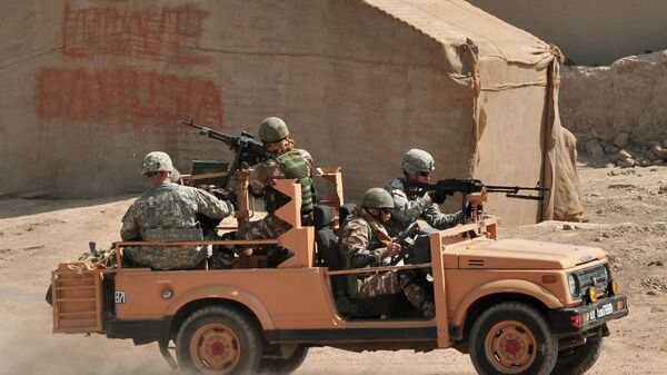 US Army troops and Indian soldiers ride in a jeep together as they train during a joint military exercise with Indian Army troops called Yudh Abhyas 2011-12 in the desert near Bikaner, in the western Indian state of Rajasthan, Tuesday, March 13, 2012. - Sputnik International