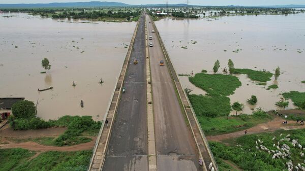 This aerial view shows local residents crossing the Numan bridge while driving to a safer grounds on September 25, 2022 away from the rising waters in Numan Community of Adamawa State - North East Nigeria. - Sputnik International