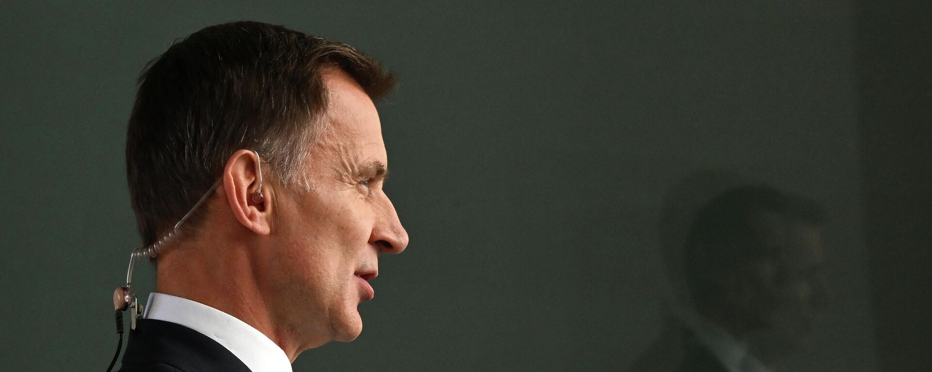 Conservative politician Jeremy Hunt gives an interview outside the BBC studios in central London on July 10, 2022, after appearing on the BBC's 'Sunday Morning' political television show with journalist Sophie Raworth.  - Sputnik International, 1920, 17.10.2022