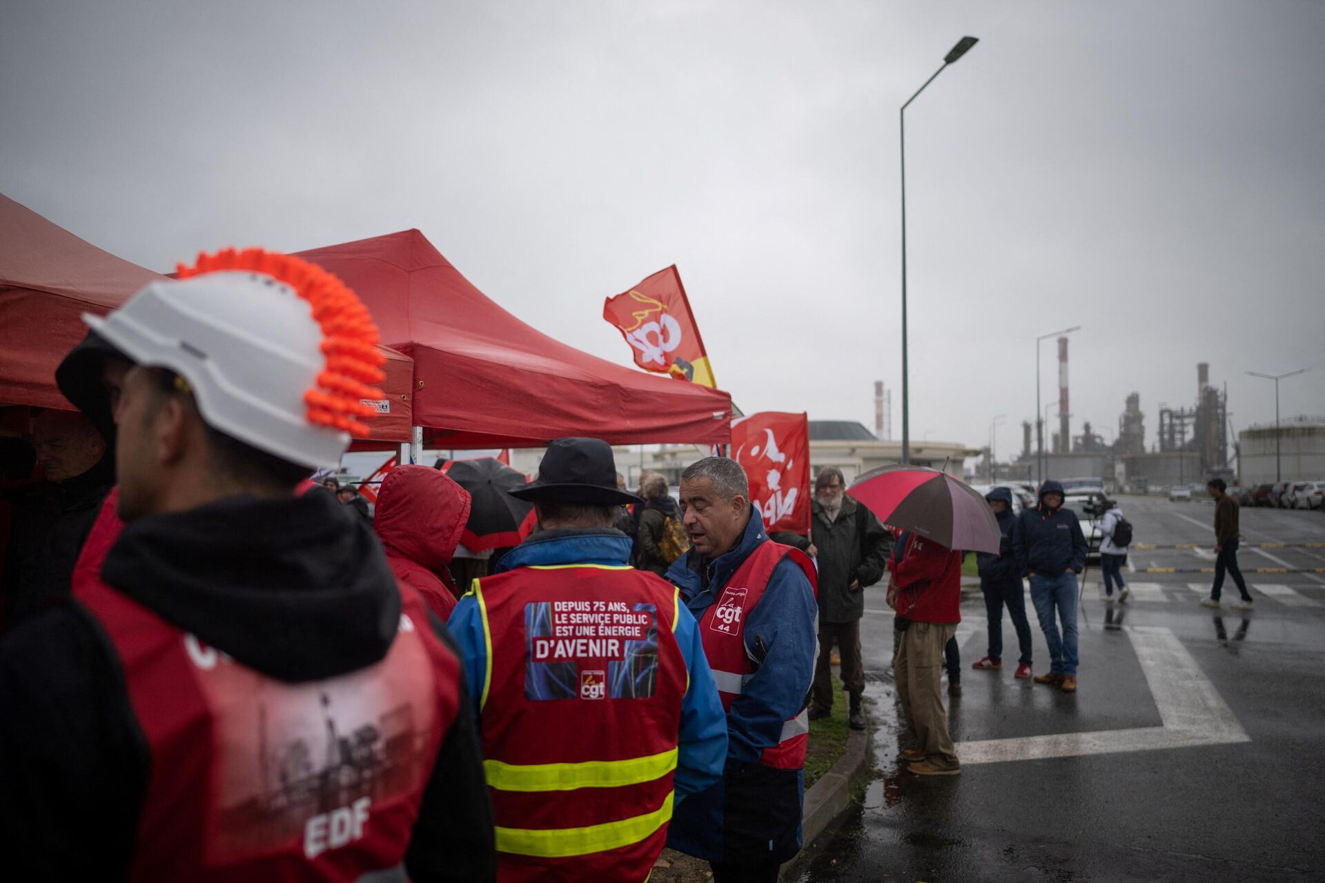 Trade unionists and striking employees gather outside the TotalEnergies refinery site, in Donges, western France, on October 14, 2022. - Sputnik International, 1920, 14.10.2022