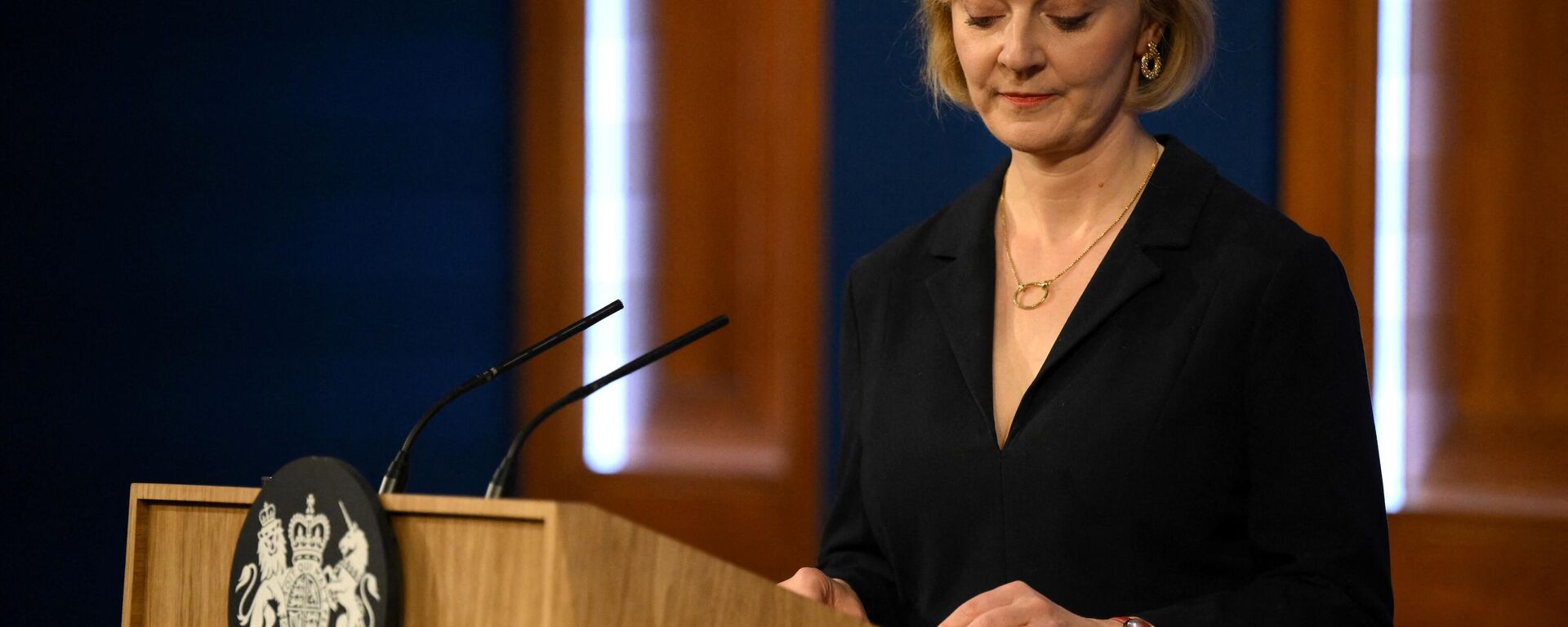 Britain's Prime Minister Liz Truss looks down during a press conference in the Downing Street Briefing Room in central London on October 14, 2022 - Sputnik International, 1920, 17.10.2022