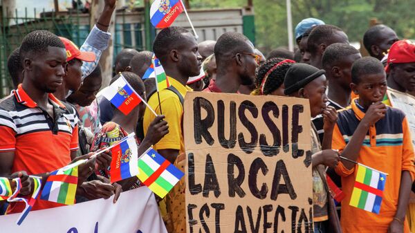 Russian and Central African Republic flags are waived by demonstrators gathered in Bangui on March 5, 2022 during a rally in support of Russia. - Sputnik International