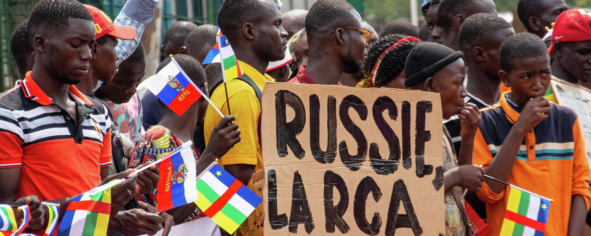 Russian and Central African Republic flags are waived by demonstrators gathered in Bangui on March 5, 2022 during a rally in support of Russia. - Sputnik International, 1920, 15.10.2022
