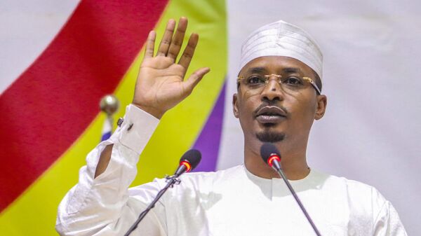 Mahamat Idriss Deby raises his hand as he is sworn in as Chad's transitional president, in N’Djamena on October 10, 2022. (Photo by DENIS SASSOU GUEIPEUR / AFP) - Sputnik International