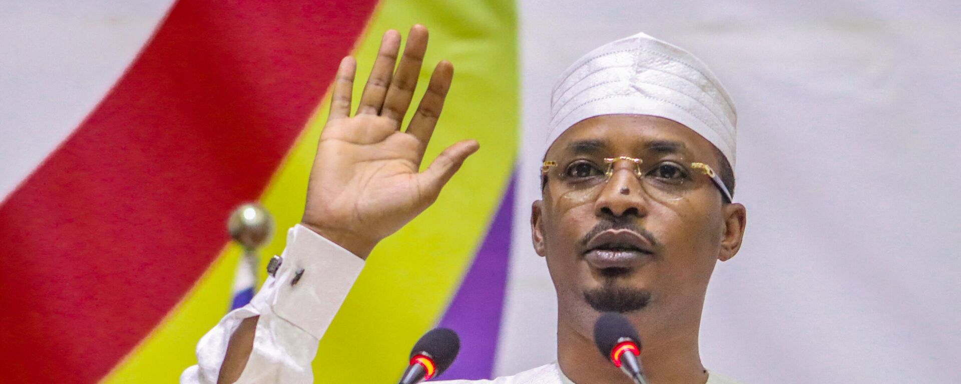 Mahamat Idriss Deby raises his hand as he is sworn in as Chad's transitional president, in N’Djamena on October 10, 2022. (Photo by DENIS SASSOU GUEIPEUR / AFP) - Sputnik International, 1920, 25.10.2022