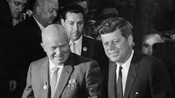 US President John Fitzgerald Kennedy (R) and USSR leader Nikita Sergeyevich Khrushchev head to their first meeting 03 June 1961 at the start of the East-West talks in Vienna, one year before the beginning of the 1962 Cuban missile crisis. - Sputnik International