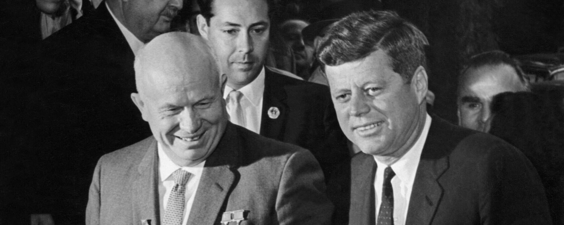 US President John Fitzgerald Kennedy (R) and USSR leader Nikita Sergeyevich Khrushchev head to their first meeting 03 June 1961 at the start of the East-West talks in Vienna, one year before the beginning of the 1962 Cuban missile crisis. - Sputnik International, 1920, 16.10.2022