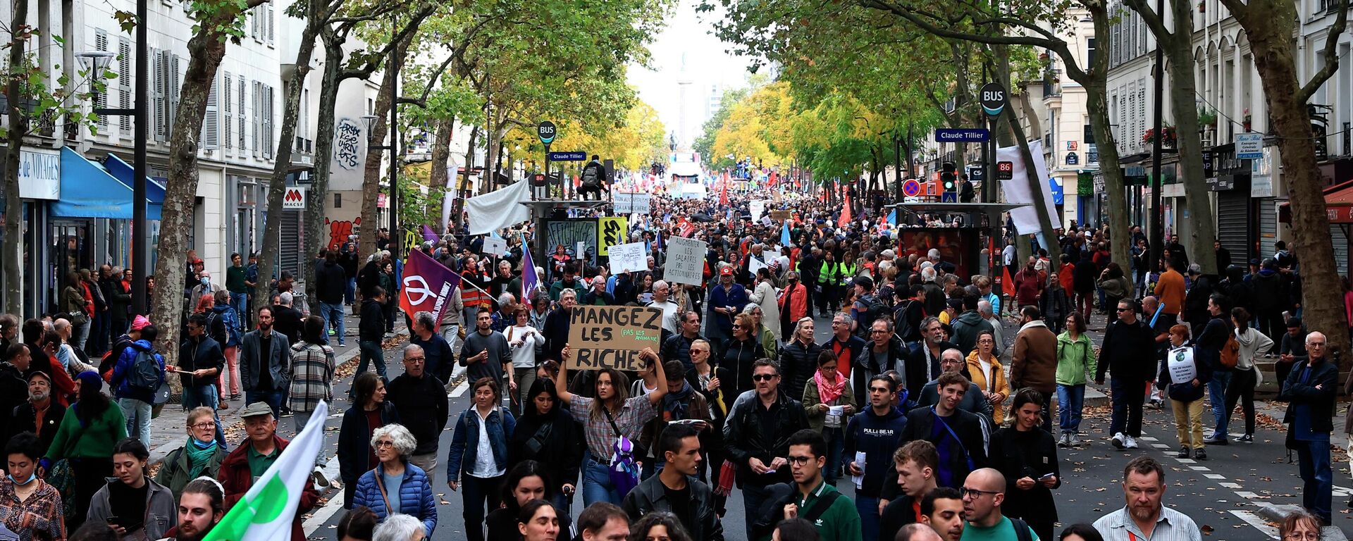 People gather for a march against the high cost of living and climate inaction in Paris, France, Sunday Oct. 16, 2022.  - Sputnik International, 1920, 16.10.2022