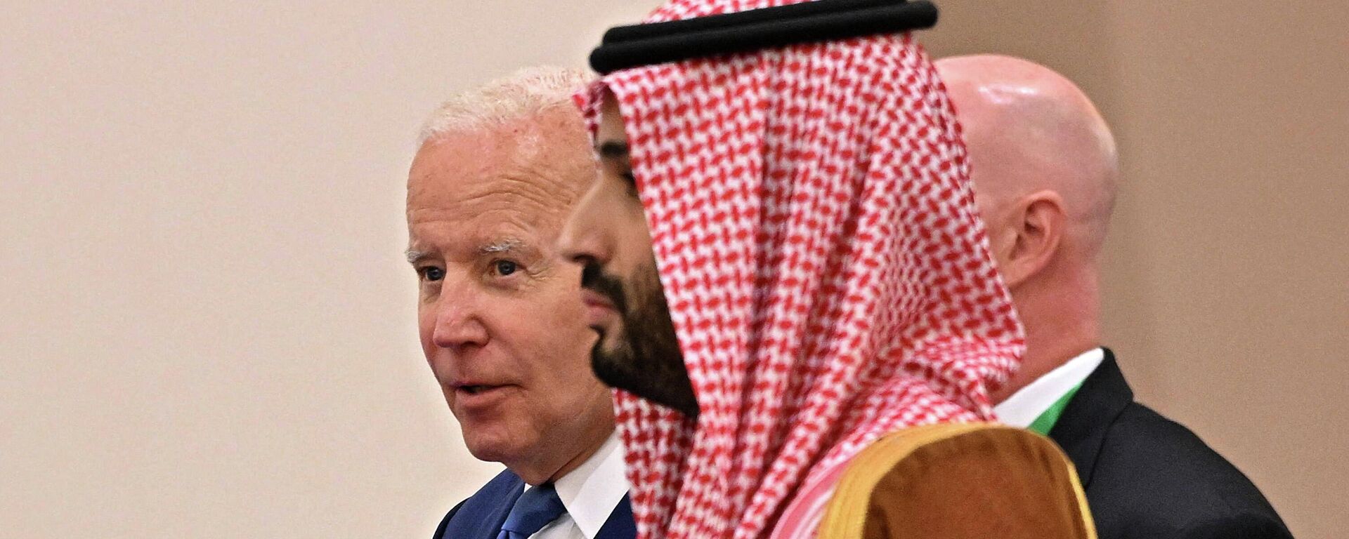 US President Joe Biden (behind) and Saudi Crown Prince Mohammed bin Salman (front) arrive for the family photo during the Jeddah Security and Development Summit (GCC+3) at a hotel in Saudi Arabia's Red Sea coastal city of Jeddah on July 16, 2022.  - Sputnik International, 1920, 16.10.2022