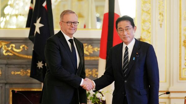Japanese Prime Minister Fumio Kishida (R) poses for a photo with Australia's Prime Minister Anthony Albanese before their meeting at the Akasaka Palace state guest house in Tokyo on September 27, 2022, ahead of the state funeral for Japan's former prime minister Shinzo Abe.  - Sputnik International
